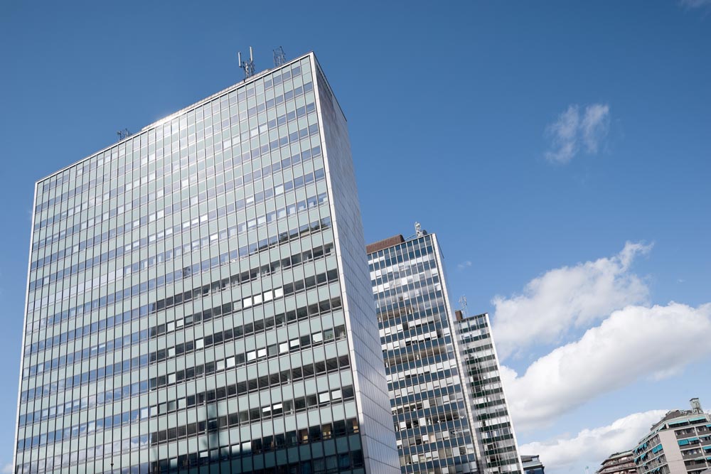 Höghusen hotorgsskraporna med en ljusblå himmel i bakgrunden