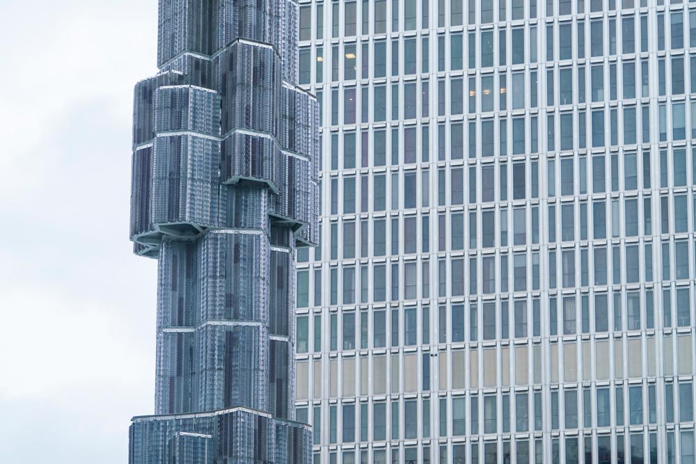 Närbild på skulpturen i Sergels torgs fontän med Hötorgsskrapan i bakgrunden