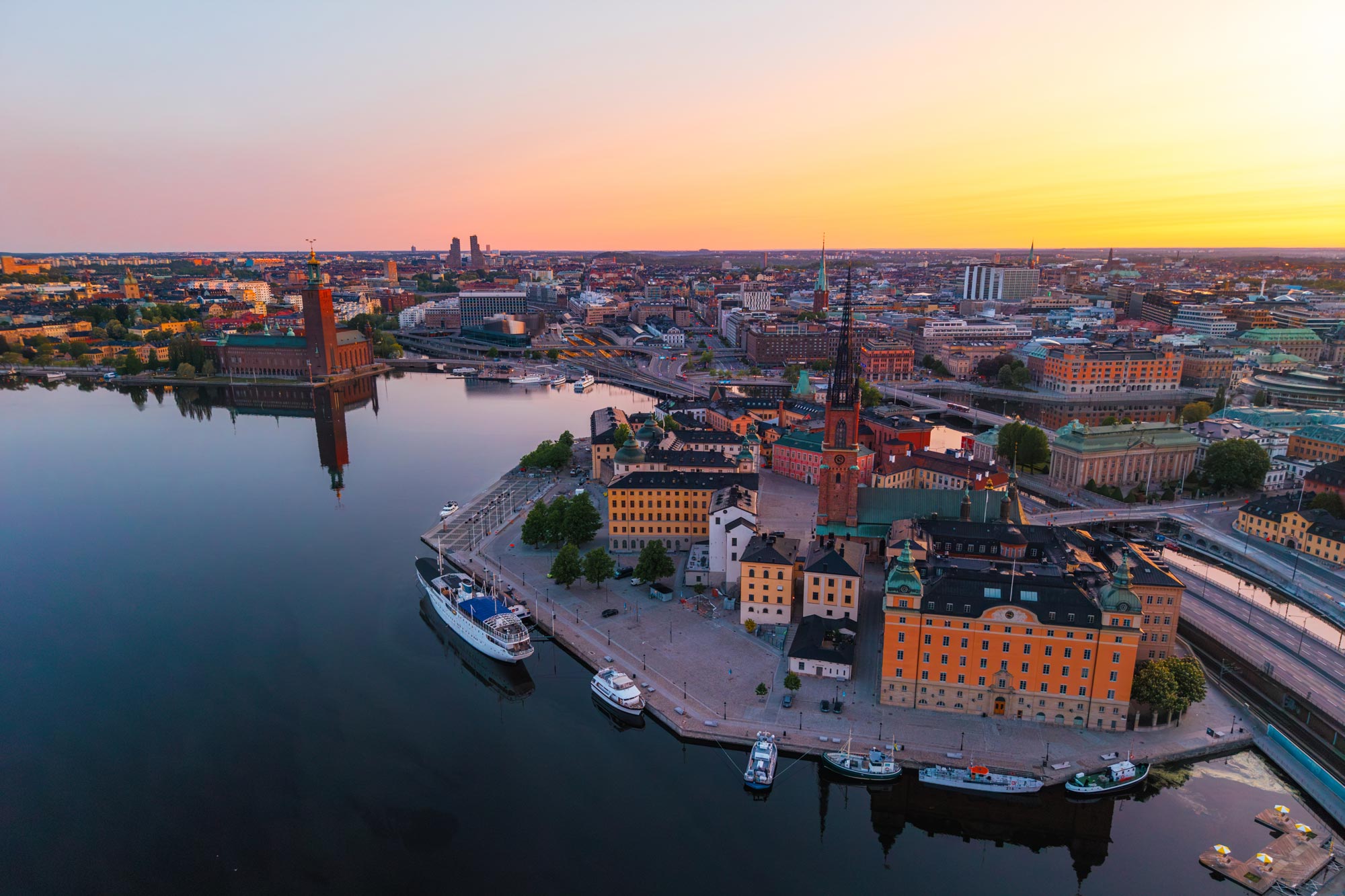 Stockholm sett från ovan med morgonrodnad över staden